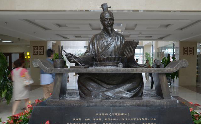 名醫(yī)張仲景銅雕像
