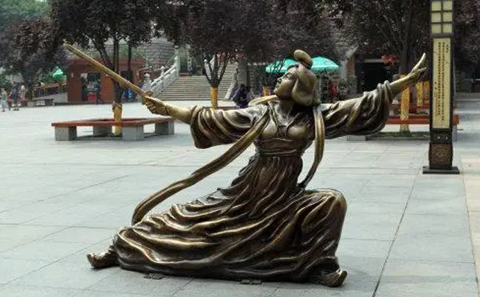公孫大娘舞劍銅雕塑