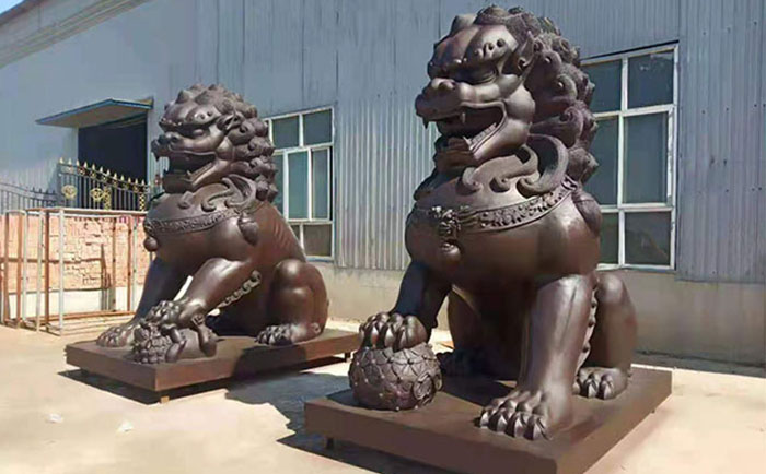 銅獅子雕像